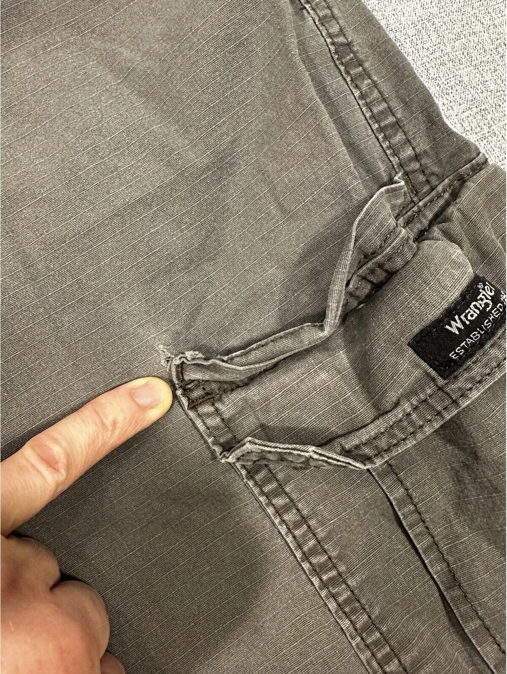 Wrangler Relaxed Fit Cargo Pants Men’s 37x29 Gray Workwear Utility – Flaws